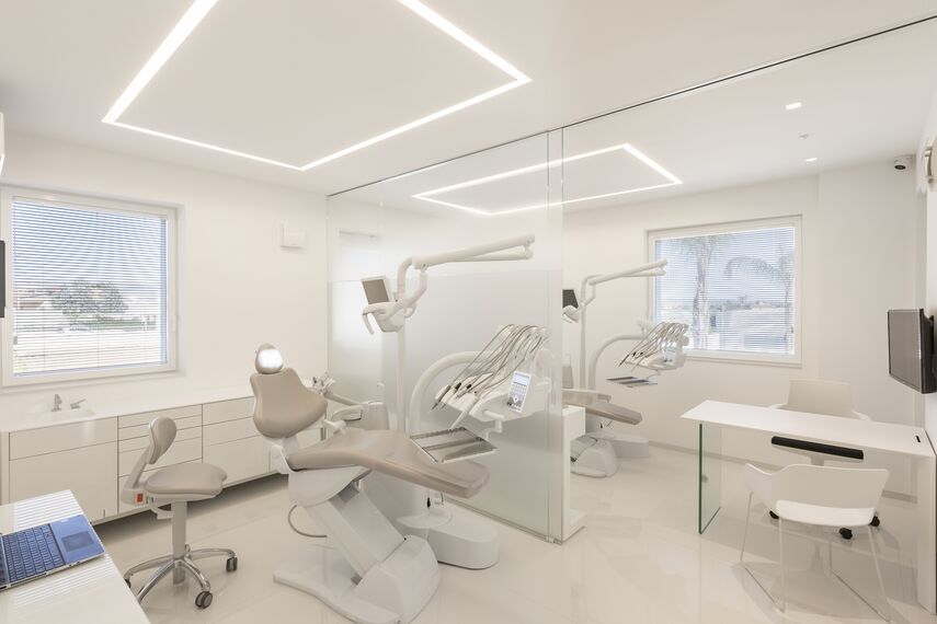 HiFinity Slankiosios ir Sulankstomos, SlimPatio 68 Slankiosios ir Sulankstomos ir CS 77 Hidden Vent Langai - Dental Clinic Decorato įsikūręs Ragusa, Italy