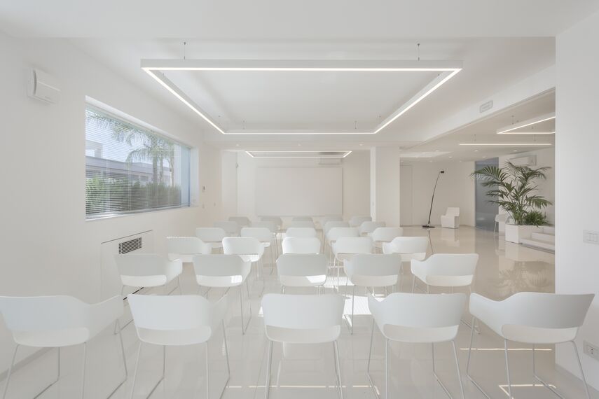 HiFinity Slankiosios ir Sulankstomos, SlimPatio 68 Slankiosios ir Sulankstomos ir CS 77 Hidden Vent Langai - Dental Clinic Decorato įsikūręs Ragusa, Italy
