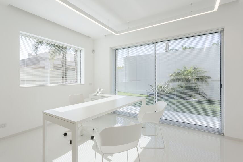 HiFinity Slankiosios ir Sulankstomos, SlimPatio 68 Slankiosios ir Sulankstomos ir CS 77 Hidden Vent Langai - Dental Clinic Decorato įsikūręs Ragusa, Italy