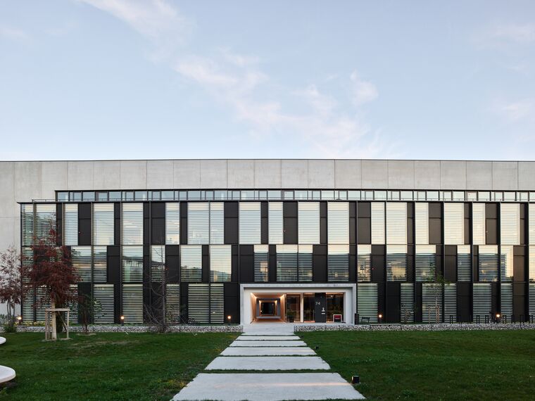 ConceptWall 86 Fasadai, ThermoSystem 68 Langai, ConceptWall 50 Fasadai ir TS 68-HV Langai - Office building Jardins du Lou įsikūręs Lyon, France
