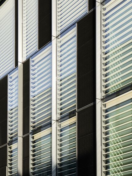 ConceptWall 86 Fasadai, ThermoSystem 68 Langai, ConceptWall 50 Fasadai ir TS 68-HV Langai - Office building Jardins du Lou įsikūręs Lyon, France