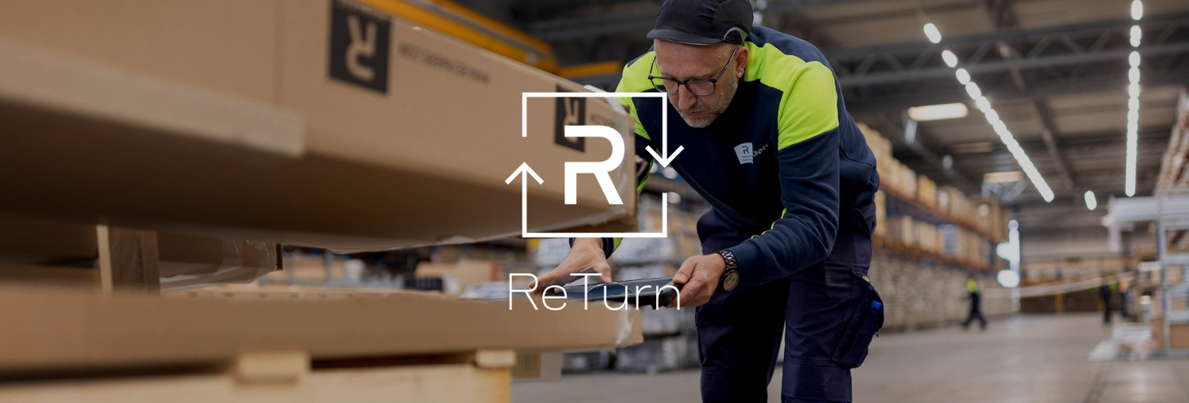 „ReTurn“ logotipas priešais sandėlio darbuotoją, tikrinantį siuntas