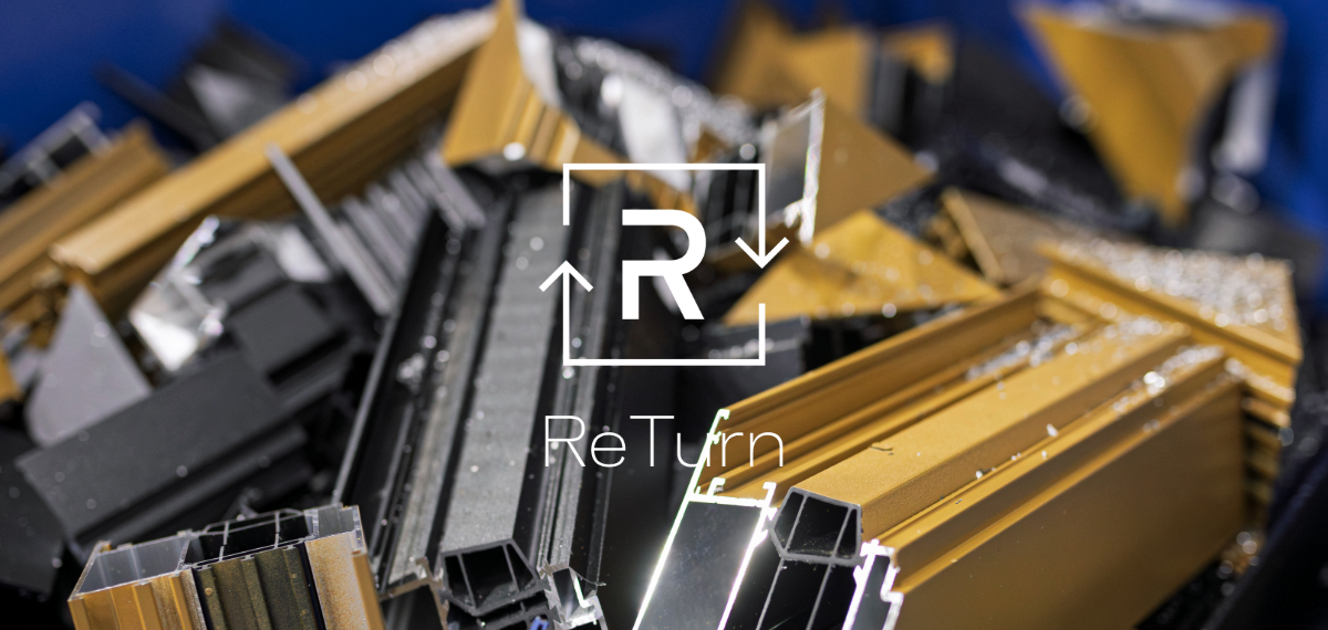 „ReTurn“ logotipas priešais aliuminio laužo krūvą mėlyname konteineryje.