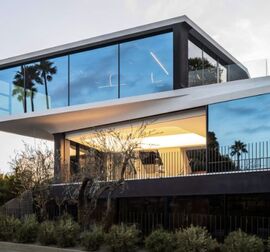 Modernus namas su dideliais Reynaers Aluminium langais ir elegantišku, minimalistiniu dizainu.