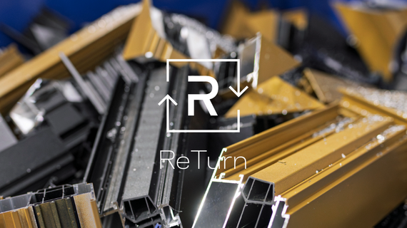 „ReTurn“ logotipas priešais aliuminio laužo krūvą mėlyname konteineryje.