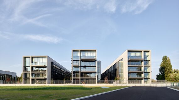 ConceptWall 86 Fasadai, ThermoSystem 68 Langai, ConceptWall 50 Fasadai ir TS 68-HV Langai - Office building Jardins du Lou įsikūręs Lyon, France